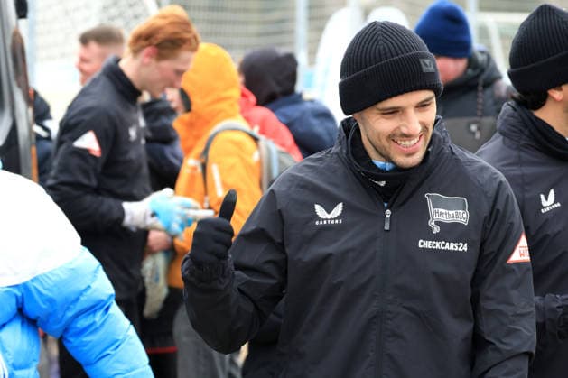DEU, DFL, 2. FBL Hertha BSC, Training, 03.02.2026, Sportforum, Berlin, DEU, DFL, 2. FBL Hertha BSC, Training, im Bild Josip Brekalo (Hertha BSC Berlin 7), Hertha-BSC Fans DFL - regulations prohibit any use of Photographs as image sequences and or quasi-video