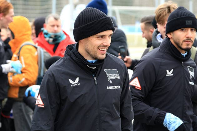 DEU, DFL, 2. FBL Hertha BSC, Training, 03.02.2026, Sportforum, Berlin, DEU, DFL, 2. FBL Hertha BSC, Training, im Bild Josip Brekalo (Hertha BSC Berlin 7), Kevin Sessa (Hertha BSC Berlin 8), Hertha-BSC Fans DFL - regulations prohibit any use of Photographs as image sequences and or quasi-video