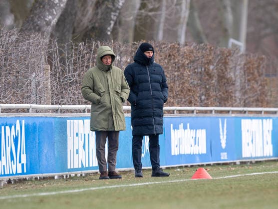 Fussball, Herren, Saison 2025 26, 2. Bundesliga, Hertha BSC, Training, v.l. Geschäftsführer Dr. Peter Görlich (Hertha BSC), Sportdirektor Benjamin Weber (Hertha BSC), 03.02. 2026,