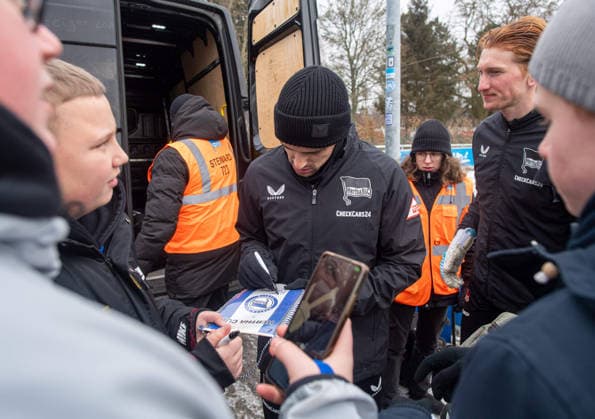 Fussball, Herren, Saison 2025 26, 2. Bundesliga, Hertha BSC, Training, Josip Brekalo (Hertha BSC) gibt Fans Autogramme, 03.02. 2026,
