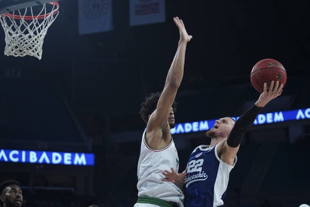 Bahcesehir Koleji v Slask - EuroCup Basketball ISTANBUL, TURKIYE - FEBRUARY 3: Malachi Flynn (22) of Bahcesehir Koleji in action against Jakub Witor Urbaniak (L) of Slask during EuroCup Basketball week 17 match between Bahcesehir Koleji and Slask at Sinan Erdem Dome in Istanbul, Turkiye on February 3, 2026. Bunyamin Celik Anadolu Istanbul Turkey. Editorial use only. Please get in touch for any other usage.  Copyright: x2026xAnadoluxBunyaminxCelikx