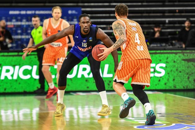 BKT Euro Cup; Ratiopharm Ulm gegen Buducnost VOLI Podgorica, Ratiopharm Arena Ulm 03.02.2026 Christopher Ledlum (ratiopharm Ulm, 4) gegen Jerry Boutsiele (Buducnost VOLI Podgorica, 16). Ulm 03.02.2026 - 17. Spieltag BKT EuroCup, Ratiopharm Ulm gegen Buducnost VOLI Podgorica, Ratiopharm Arena Ulm Copyright: xBEAUTIFULxSPORTS Märklx