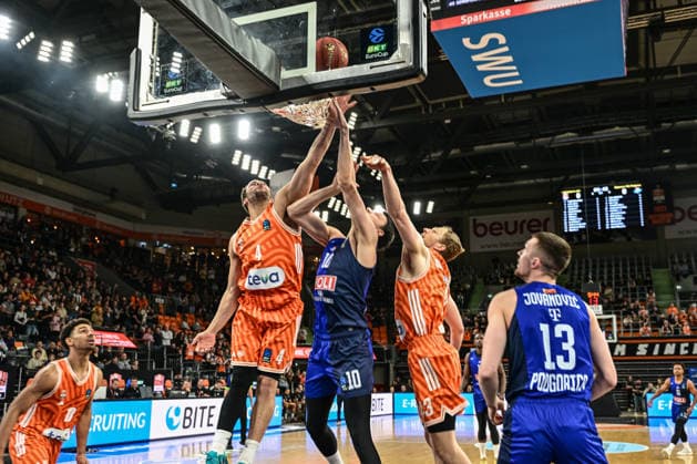 BKT Euro Cup; Ratiopharm Ulm gegen Buducnost VOLI Podgorica, Ratiopharm Arena Ulm 03.02.2026 Erfolgreicher Block von Christopher Ledlum (ratiopharm Ulm, 4) gegen Nikola Tanaskovic (Buducnost VOLI Podgorica, 10). Ulm 03.02.2026 - 17. Spieltag BKT EuroCup, Ratiopharm Ulm gegen Buducnost VOLI Podgorica, Ratiopharm Arena Ulm Copyright: xBEAUTIFULxSPORTS Märklx