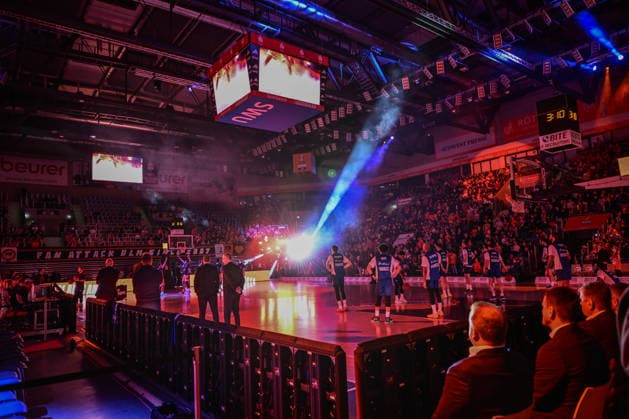 BKT Euro Cup; Ratiopharm Ulm gegen Buducnost VOLI Podgorica, Ratiopharm Arena Ulm 03.02.2026 Einlauf der Ulmer Spieler vor Spielbeginn Ulm 03.02.2026 - 17. Spieltag BKT EuroCup, Ratiopharm Ulm gegen Buducnost VOLI Podgorica, Ratiopharm Arena Ulm Copyright: xBEAUTIFULxSPORTS Märklx