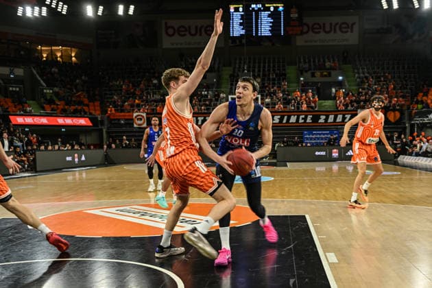 BKT Euro Cup; Ratiopharm Ulm gegen Buducnost VOLI Podgorica, Ratiopharm Arena Ulm 03.02.2026 Nikola Tanaskovic (Buducnost VOLI Podgorica, 10) auf dem Weg zum Korb Tobias Jensen (ratiopharm Ulm, 7) im defense. Ulm 03.02.2026 - 17. Spieltag BKT EuroCup, Ratiopharm Ulm gegen Buducnost VOLI Podgorica, Ratiopharm Arena Ulm Copyright: xBEAUTIFULxSPORTS Märklx