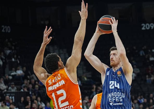 Anadolu Efes v Valencia Basket - EuroLeauge ISTANBUL, TURKIYE - FEBRUARY 3: Ercan Osmani (24) of Anadolu Efes in action against Neal Sako (12) of Valencia Basket during EuroLeauge week 26 basketball match between Anadolu Efes and Valencia Basket at Basketball Development Center in Istanbul, Turkiye on February 3, 2026. Esra Bilgin Anadolu Istanbul Turkey. Editorial use only. Please get in touch for any other usage.  Copyright: x2026xAnadoluxEsraxBilginx