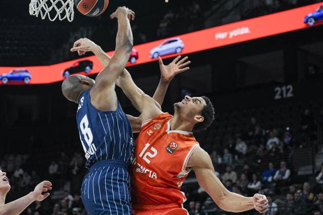 Anadolu Efes v Valencia Basket - EuroLeauge ISTANBUL, TURKIYE - FEBRUARY 3: Kai Jones (L) of Anadolu Efes in action against Neal Sako (R) of Valencia Basket during EuroLeauge week 26 basketball match between Anadolu Efes and Valencia Basket at Basketball Development Center in Istanbul, Turkiye on February 3, 2026. Arife Karakum Anadolu Istanbul Turkey. Editorial use only. Please get in touch for any other usage.  Copyright: x2026xAnadoluxArifexKarakumx