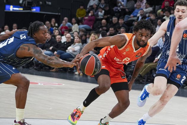 Anadolu Efes v Valencia Basket - EuroLeauge ISTANBUL, TURKIYE - FEBRUARY 3: Saben Lee (L) of Anadolu Efes in action against Jean Montero (C) of Valencia Basket during EuroLeauge week 26 basketball match between Anadolu Efes and Valencia Basket at Basketball Development Center in Istanbul, Turkiye on February 3, 2026. Arife Karakum Anadolu Istanbul Turkey. Editorial use only. Please get in touch for any other usage.  Copyright: x2026xAnadoluxArifexKarakumx