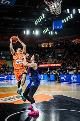 Christopher Ledlum (ratiopharm ulm) und Nikola Tanaskovic (Buducnost VOLI Podgorica) battle for the ball during the Basketball Eurocup match between ratiopharm ulm and Buducnost VOLI Podgorica at ratiopharm Arena on February 3, 2026 in Neu Ulm, Germany. (Photo by Harry Langer DeFodi Images) -