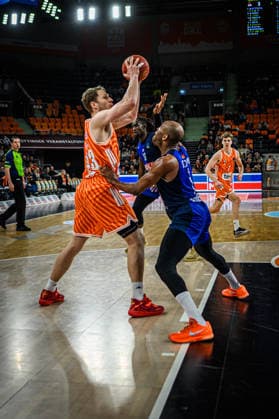 Christian Sengfelder (ratiopharm ulm) und Rasheed Sulaimon (Buducnost VOLI Podgorica) battle for the ball during the Basketball Eurocup match between ratiopharm ulm and Buducnost VOLI Podgorica at ratiopharm Arena on February 3, 2026 in Neu Ulm, Germany. (Photo by Harry Langer DeFodi Images) -