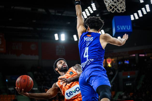 Malik Osborne (ratiopharm ulm) und Skylar Mays (Buducnost VOLI Podgorica) battle for the ball during the Basketball Eurocup match between ratiopharm ulm and Buducnost VOLI Podgorica at ratiopharm Arena on February 3, 2026 in Neu Ulm, Germany. (Photo by Harry Langer DeFodi Images) -