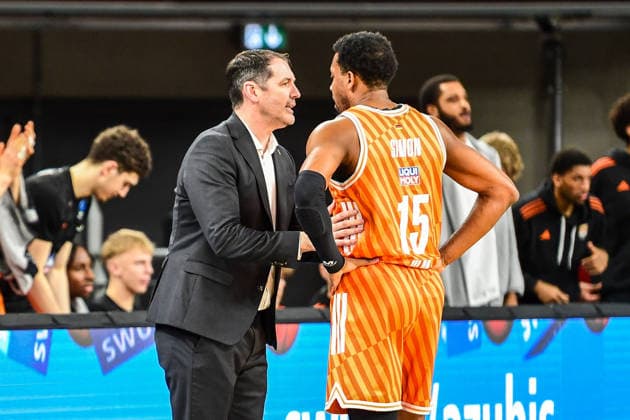 BKT Euro Cup; Ratiopharm Ulm gegen Buducnost VOLI Podgorica, Ratiopharm Arena Ulm 03.02.2026 Head Coach Ty Harrelson (ratiopharm Ulm) mit Justin Simon (ratiopharm Ulm, 15). Ulm 03.02.2026 - 17. Spieltag BKT EuroCup, Ratiopharm Ulm gegen Buducnost VOLI Podgorica, Ratiopharm Arena Ulm Copyright: xBEAUTIFULxSPORTS Märklx