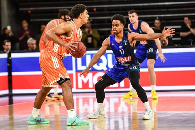 BKT Euro Cup; Ratiopharm Ulm gegen Buducnost VOLI Podgorica, Ratiopharm Arena Ulm 03.02.2026 Justin Simon (ratiopharm Ulm, 15) gegen Yogi Ferrell (Buducnost VOLI Podgorica, 11). Ulm 03.02.2026 - 17. Spieltag BKT EuroCup, Ratiopharm Ulm gegen Buducnost VOLI Podgorica, Ratiopharm Arena Ulm Copyright: xBEAUTIFULxSPORTS Märklx