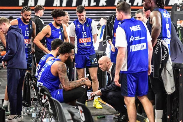 BKT Euro Cup; Ratiopharm Ulm gegen Buducnost VOLI Podgorica, Ratiopharm Arena Ulm 03.02.2026 Head Coach Andrej Zakelj (Buducnost VOLI Podgorica) beim Timeout Ulm 03.02.2026 - 17. Spieltag BKT EuroCup, Ratiopharm Ulm gegen Buducnost VOLI Podgorica, Ratiopharm Arena Ulm Copyright: xBEAUTIFULxSPORTS Märklx