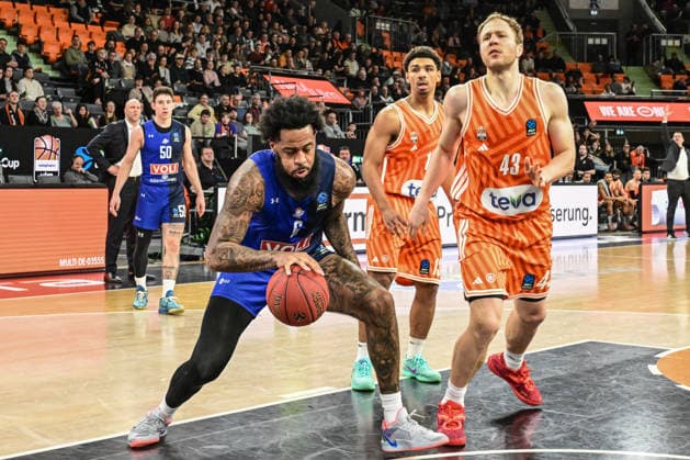 BKT Euro Cup; Ratiopharm Ulm gegen Buducnost VOLI Podgorica, Ratiopharm Arena Ulm 03.02.2026 James Thompson (Buducnost VOLI Podgorica, 6) vorbei an Christian Sengfelder (ratiopharm Ulm, 43). Ulm 03.02.2026 - 17. Spieltag BKT EuroCup, Ratiopharm Ulm gegen Buducnost VOLI Podgorica, Ratiopharm Arena Ulm Copyright: xBEAUTIFULxSPORTS Märklx
