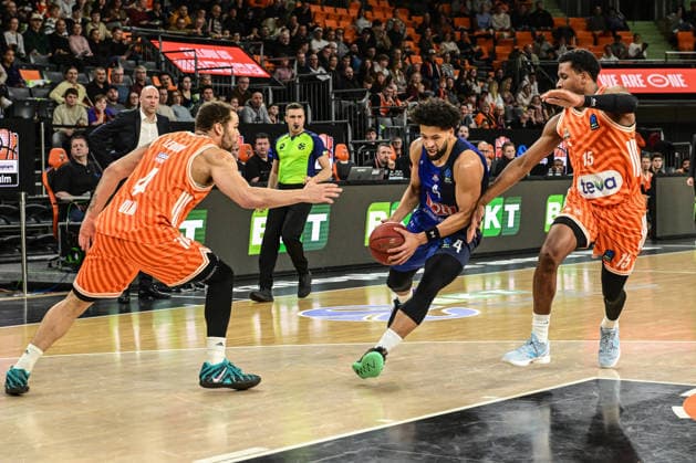BKT Euro Cup; Ratiopharm Ulm gegen Buducnost VOLI Podgorica, Ratiopharm Arena Ulm 03.02.2026 James Thompson (Buducnost VOLI Podgorica, 4) gegen Christopher Ledlum (ratiopharm Ulm, 4) und Justin Simon (ratiopharm Ulm, 15). Ulm 03.02.2026 - 17. Spieltag BKT EuroCup, Ratiopharm Ulm gegen Buducnost VOLI Podgorica, Ratiopharm Arena Ulm Copyright: xBEAUTIFULxSPORTS Märklx