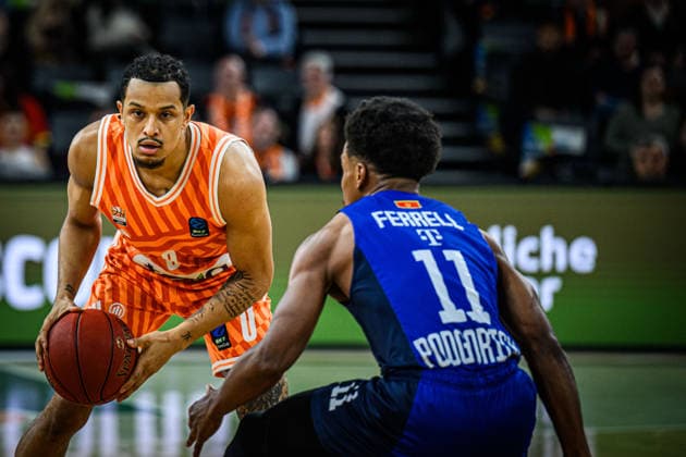 Nelson Weidemann (ratiopharm ulm) und Yogi Ferrell (Buducnost VOLI Podgorica) battle for the ball during the Basketball Eurocup match between ratiopharm ulm and Buducnost VOLI Podgorica at ratiopharm Arena on February 3, 2026 in Neu Ulm, Germany. (Photo by Harry Langer DeFodi Images) -