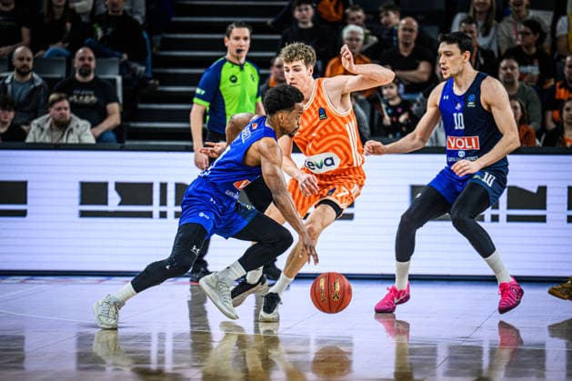 Yogi Ferrell (Buducnost VOLI Podgorica), Tobias Jensen (ratiopharm ulm) und Nikola Tanaskovic (Buducnost VOLI Podgorica) battle for the ball during the Basketball Eurocup match between ratiopharm ulm and Buducnost VOLI Podgorica at ratiopharm Arena on February 3, 2026 in Neu Ulm, Germany. (Photo by Harry Langer DeFodi Images) -