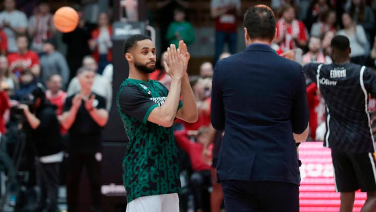 Im Bild: v.li. Cameron Hunt (Joventut Badalona, 24) wird von Sportmanager Kreso Loncar (Wuerzburg Baskets) geehrt 03.02.2026, Fitness First Wuerzburg Baskets vs. Joventut Badalona, Basketball Champions League, Round of 16, Group K, 3. Spieltag, Deutschland, 97072, tectake-Arena Wuerzburg, Copyright: HMBxMedia xJulienxBecker