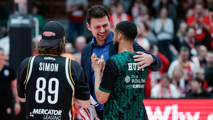 Im Bild: v.li. Sportmanager Kreso Loncar (Wuerzburg Baskets) ehrt Cameron Hunt (Joventut Badalona, 24) 03.02.2026, Fitness First Wuerzburg Baskets vs. Joventut Badalona, Basketball Champions League, Round of 16, Group K, 3. Spieltag, Deutschland, 97072, tectake-Arena Wuerzburg, Copyright: HMBxMedia xJulienxBecker
