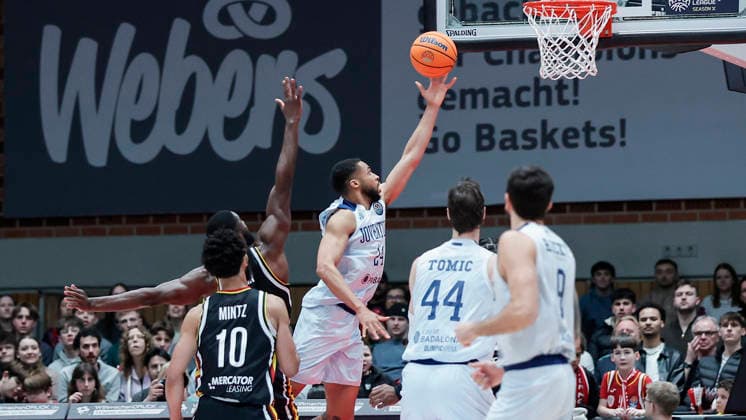 Im Bild: Cameron Hunt (Joventut Badalona, 24) mit dem Korbleger 03.02.2026, Fitness First Wuerzburg Baskets vs. Joventut Badalona, Basketball Champions League, Round of 16, Group K, 3. Spieltag, Deutschland, 97072, tectake-Arena Wuerzburg, Copyright: HMBxMedia xJulienxBecker