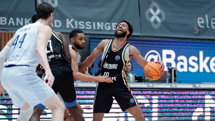 Im Bild: v.li. Cameron Hunt (Joventut Badalona, 24) gegen Davion Mintz (Wuerzburg Baskets, 10) 03.02.2026, Fitness First Wuerzburg Baskets vs. Joventut Badalona, Basketball Champions League, Round of 16, Group K, 3. Spieltag, Deutschland, 97072, tectake-Arena Wuerzburg, Copyright: HMBxMedia xJulienxBecker