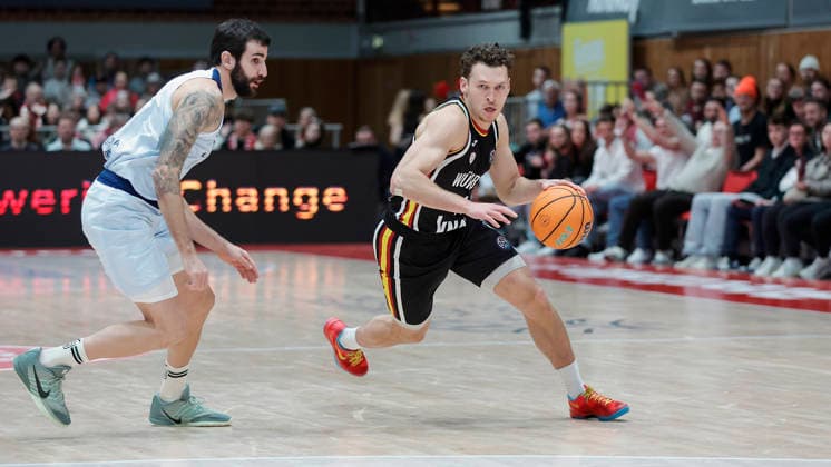 Im Bild: v.li. Ricky Rubio (Joventut Badalona, 9) gegen Brae Ivey (Wuerzburg Baskets, 11) 03.02.2026, Fitness First Wuerzburg Baskets vs. Joventut Badalona, Basketball Champions League, Round of 16, Group K, 3. Spieltag, Deutschland, 97072, tectake-Arena Wuerzburg, Copyright: HMBxMedia xJulienxBecker