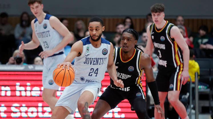 Im Bild: v.li. Cameron Hunt (Joventut Badalona, 24) gegen Marcus Carr(Wuerzburg Baskets, 5) 03.02.2026, Fitness First Wuerzburg Baskets vs. Joventut Badalona, Basketball Champions League, Round of 16, Group K, 3. Spieltag, Deutschland, 97072, tectake-Arena Wuerzburg, Copyright: HMBxMedia xJulienxBecker