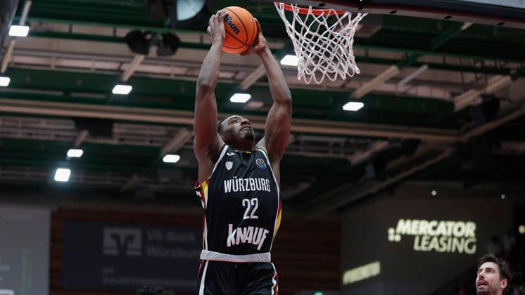Im Bild: Johnathan Stove (Wuerzburg Baskets, 22) mit dem Dunking 03.02.2026, Fitness First Wuerzburg Baskets vs. Joventut Badalona, Basketball Champions League, Round of 16, Group K, 3. Spieltag, Deutschland, 97072, tectake-Arena Wuerzburg, Copyright: HMBxMedia xJulienxBecker
