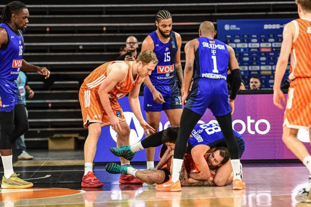BKT Euro Cup; Ratiopharm Ulm gegen Buducnost VOLI Podgorica, Ratiopharm Arena Ulm 03.02.2026 Rumble vor dem Korb von Podgorica mit Christopher Ledlum (ratiopharm Ulm, 4) und Axel Bouteille (Buducnost VOLI Podgorica, 83) ganz unten, Rasheed Sulaimon (Buducnost VOLI Podgorica, 1), Christian Sengfelder (ratiopharm Ulm, 43) und Juwan Morgan (Buducnost VOLI Podgorica, 15). Ulm 03.02.2026 - 17. Spieltag BKT EuroCup, Ratiopharm Ulm gegen Buducnost VOLI Podgorica, Ratiopharm Arena Ulm Copyright: xBEAUTIFULxSPORTS Märklx