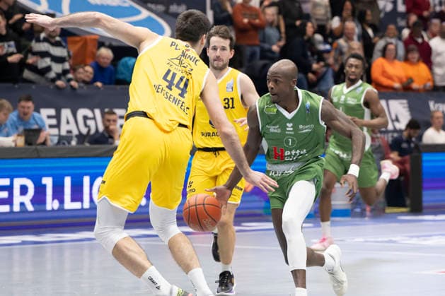 European North Basketball League, ENBL, -2025 2026 - Syntainics MBC vs.Hefte Helfen Bulls Kapfenberg Weissenfels, Deutschland 03.Februar 2026: Im Bild:v.li.Jure Planinic (Weissenfels), Spencer Reaves (Weissenfels) und Andrew Jones (Kapfenberg) Weissenfels Stadthalle Weissenfels Sachsen-Anhalt Deutschland