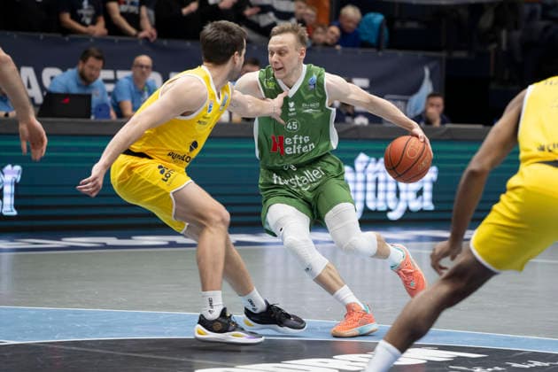 European North Basketball League, ENBL, -2025 2026 - Syntainics MBC vs.Hefte Helfen Bulls Kapfenberg Weissenfels, Deutschland 03.Februar 2026: Im Bild:v.li.Spencer Reaves (Weissenfels) und Vitalii Zotov (Kapfenberg) Weissenfels Stadthalle Weissenfels Sachsen-Anhalt Deutschland