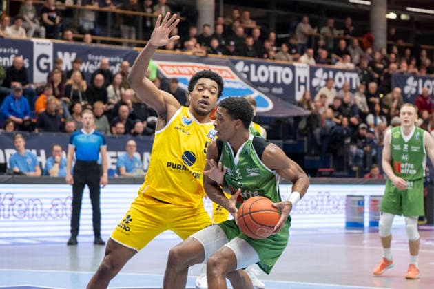 European North Basketball League, ENBL, -2025 2026 - Syntainics MBC vs.Hefte Helfen Bulls Kapfenberg Weissenfels, Deutschland 03.Februar 2026: Im Bild:v.li.Marcus Foster (Weissenfels) und Quinton Green (Kapfenberg) Weissenfels Stadthalle Weissenfels Sachsen-Anhalt Deutschland