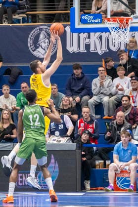 European North Basketball League, ENBL, -2025 2026 - Syntainics MBC vs.Hefte Helfen Bulls Kapfenberg Weissenfels, Deutschland 03.Februar 2026: Im Bild:v.li.Quinton Green (Kapfenberg) und Kresimir Nikic (Weissenfels) Weissenfels Stadthalle Weissenfels Sachsen-Anhalt Deutschland