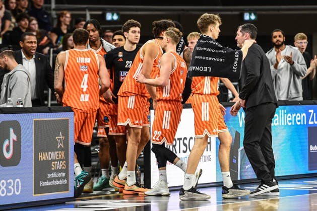 BKT Euro Cup; Ratiopharm Ulm gegen Buducnost VOLI Podgorica, Ratiopharm Arena Ulm 03.02.2026 Head Coach Ty Harrelson (ratiopharm Ulm) beim Timeout. Ulm 03.02.2026 - 17. Spieltag BKT EuroCup, Ratiopharm Ulm gegen Buducnost VOLI Podgorica, Ratiopharm Arena Ulm Copyright: xBEAUTIFULxSPORTS Märklx
