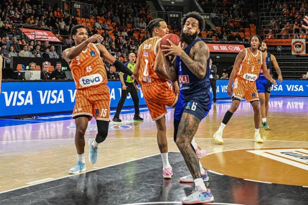 BKT Euro Cup; Ratiopharm Ulm gegen Buducnost VOLI Podgorica, Ratiopharm Arena Ulm 03.02.2026 Jerry Boutsiele (Buducnost VOLI Podgorica, 16) auf dem Weg zum Korb. Daneben Nelson Weidemann (ratiopharm Ulm, 0) und Justin Simon (ratiopharm Ulm, 15). Ulm 03.02.2026 - 17. Spieltag BKT EuroCup, Ratiopharm Ulm gegen Buducnost VOLI Podgorica, Ratiopharm Arena Ulm Copyright: xBEAUTIFULxSPORTS Märklx