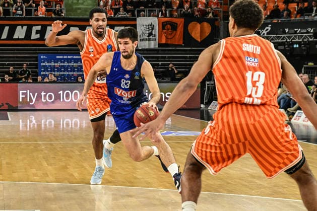 BKT Euro Cup; Ratiopharm Ulm gegen Buducnost VOLI Podgorica, Ratiopharm Arena Ulm 03.02.2026 Axel Bouteille (Buducnost VOLI Podgorica, 83) gegen Mark Smith (ratiopharm Ulm, 13) und Justin Simon (ratiopharm Ulm, 15)- Ulm 03.02.2026 - 17. Spieltag BKT EuroCup, Ratiopharm Ulm gegen Buducnost VOLI Podgorica, Ratiopharm Arena Ulm Copyright: xBEAUTIFULxSPORTS Märklx