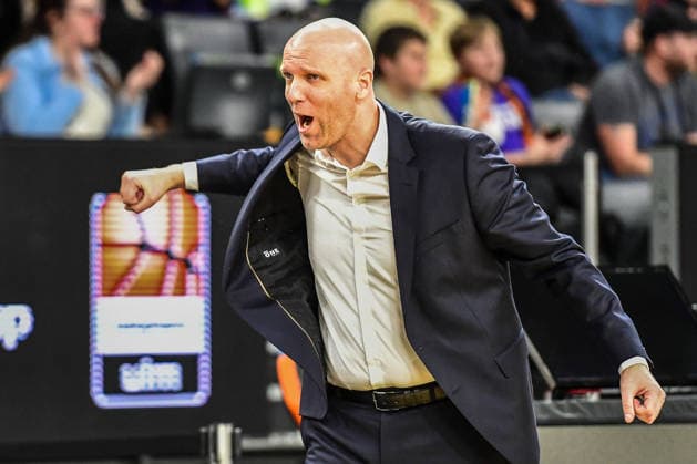 BKT Euro Cup; Ratiopharm Ulm gegen Buducnost VOLI Podgorica, Ratiopharm Arena Ulm 03.02.2026 Head Coach Andrej Zakelj (Buducnost VOLI Podgorica) reklamiert ein Foulspiel. Ulm 03.02.2026 - 17. Spieltag BKT EuroCup, Ratiopharm Ulm gegen Buducnost VOLI Podgorica, Ratiopharm Arena Ulm Copyright: xBEAUTIFULxSPORTS Märklx