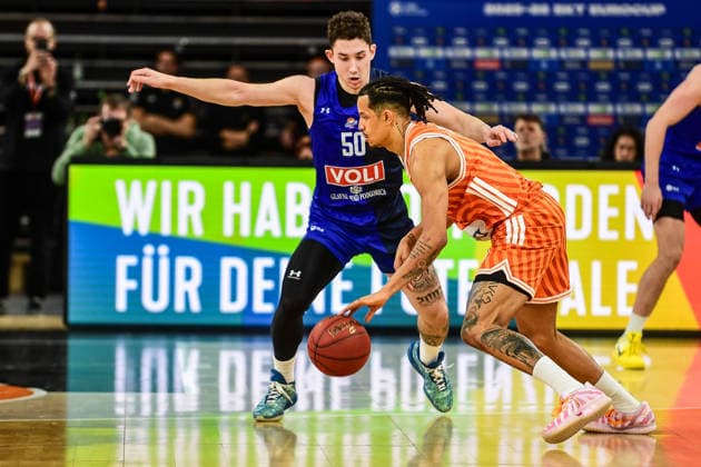 BKT Euro Cup; Ratiopharm Ulm gegen Buducnost VOLI Podgorica, Ratiopharm Arena Ulm 03.02.2026 Nelson Weidemann (ratiopharm Ulm, 0) gegen Oleksandr Kovliar (Buducnost VOLI Podgorica, 50). Ulm 03.02.2026 - 17. Spieltag BKT EuroCup, Ratiopharm Ulm gegen Buducnost VOLI Podgorica, Ratiopharm Arena Ulm Copyright: xBEAUTIFULxSPORTS Märklx