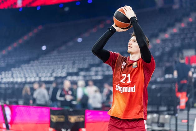 MUNICH, GERMANY - FEBRUARY 04: Justus Hollatz (FC Bayern Muenchen, 21) during pre game warm up before the Turkish Airlines EuroLeague match between FC Bayern Muenchen vs. Paris Basketball at SAP Garden on round 26 of Turkish Airlines EuroLeague on February 04, 2026 in Munich, Germany. Bavaria Germany Copyright: xSteffiexWunderlx