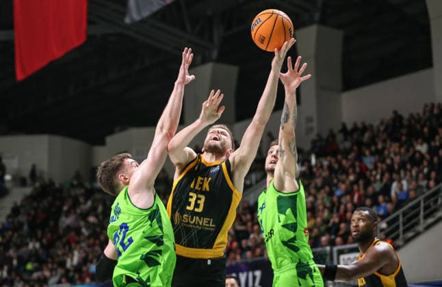 TOFAS v AEK - Basketball Champions League BURSA, TURKIYE - FEBRUARY 3: Blazevic (L) and Yigitcan Saybir (R) of TOFAS in action against Vasilis (33) of AEK during Basketball Champions League Round of 16 Group J third match between TOFAS and AEK at TOFAS Sports Hall in Bursa, Turkiye on February 3, 2026. Fatih Capkin Anadolu Bursa Turkey. Editorial use only. Please get in touch for any other usage.  Copyright: x2026xAnadoluxFatihxCapkinx