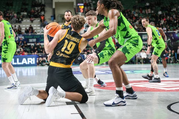 TOFAS v AEK - Basketball Champions League BURSA, TURKIYE - FEBRUARY 3: Whaley (R) of TOFAS in action against Kuzminskas (19) of AEK during Basketball Champions League Round of 16 Group J third match between TOFAS and AEK at TOFAS Sports Hall in Bursa, Turkiye on February 3, 2026. Fatih Capkin Anadolu Bursa Turkey. Editorial use only. Please get in touch for any other usage.  Copyright: x2026xAnadoluxFatihxCapkinx