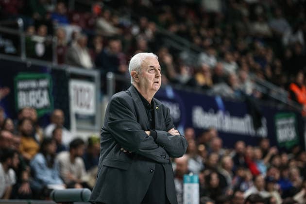 TOFAS v AEK - Basketball Champions League BURSA, TURKIYE - FEBRUARY 3: Head Coach of AEK Dragan Sakota follows Basketball Champions League Round of 16 Group J third match between TOFAS and AEK at TOFAS Sports Hall in Bursa, Turkiye on February 3, 2026. Fatih Capkin Anadolu Bursa Turkey. Editorial use only. Please get in touch for any other usage.  Copyright: x2026xAnadoluxFatihxCapkinx