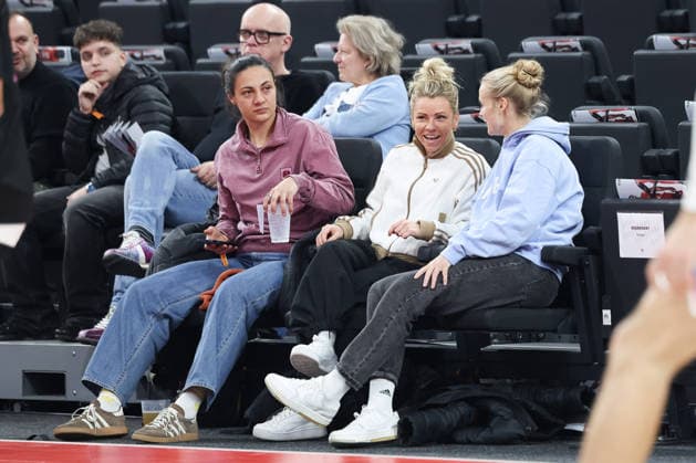 Maria Luisa Grohs (FC Bayern Muenchen, 01) mit Linda Dallmann (FC Bayern Muenchen, 10) und Anna Klink (FC Bayern Muenchen, 38) am Spielfeldrand, GER, FC Bayern Basketball vs. Paris Basketball, Basketball, Euroleague, 26. Spieltag, Saison 2025 2026, 03.02.2026, GER, FC Bayern Basketball vs. Paris Basketball, Basketball, Euroleague, 26. Spieltag, Saison 2025 2026, 03.02.2026 Muenchen Copyright: xEibner-Pressefoto JennixMaulx EP_JML