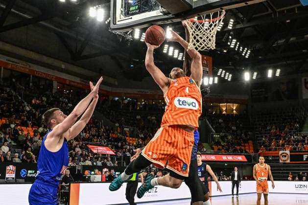BKT Euro Cup; Ratiopharm Ulm gegen Buducnost VOLI Podgorica, Ratiopharm Arena Ulm 03.02.2026 Christopher Ledlum (ratiopharm Ulm, 4) am Korb. Ulm 03.02.2026 - 17. Spieltag BKT EuroCup, Ratiopharm Ulm gegen Buducnost VOLI Podgorica, Ratiopharm Arena Ulm Copyright: xBEAUTIFULxSPORTS Märklx