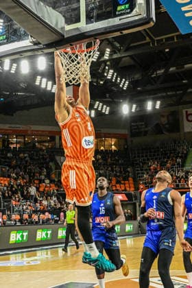 BKT Euro Cup; Ratiopharm Ulm gegen Buducnost VOLI Podgorica, Ratiopharm Arena Ulm 03.02.2026 Christopher Ledlum (ratiopharm Ulm, 4) nach dem Dunking. Ulm 03.02.2026 - 17. Spieltag BKT EuroCup, Ratiopharm Ulm gegen Buducnost VOLI Podgorica, Ratiopharm Arena Ulm Copyright: xBEAUTIFULxSPORTS Märklx