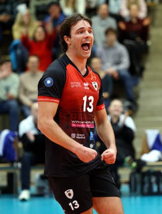 03.02.2026, Deutschland, Ludwigsburg, Volleyball Barock Volleys MTV Ludwigsburg vs. Haching München, Neuzugang Adrian Mol (LB) jubelt