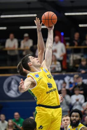 Tipp-off, Jure Planinic (MBC, 44), Daniel Grgic (Kapfenberg, 18), Syntainics MBC vs. Hefte Helfen Bulls Kapfenberg, European North Basketball League 2025 26, Germany, Austria, 03.02.2026. Foto: Schulz Weissenfels Stadthalle Sachsen-Anhalt Deutschland