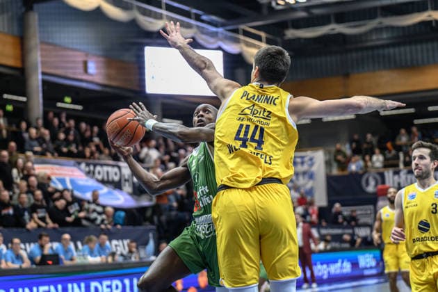 Andrew Jones (Kapfenberg, 1), Jure Planinic (MBC, 44), Syntainics MBC vs. Hefte Helfen Bulls Kapfenberg, European North Basketball League 2025 26, Germany, Austria, 03.02.2026. Foto: Schulz Weissenfels Stadthalle Sachsen-Anhalt Deutschland