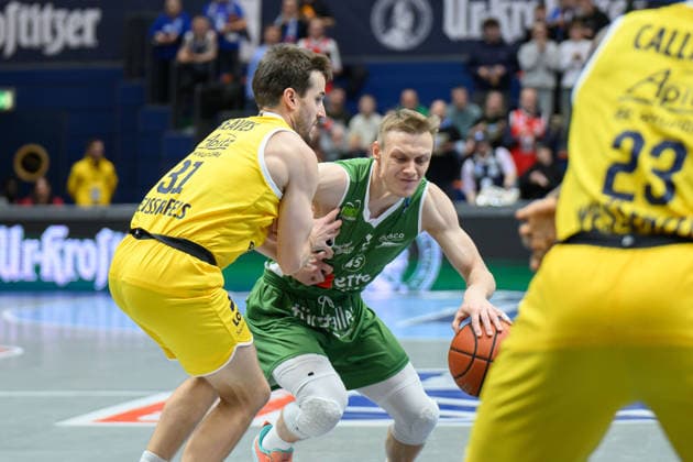 Spencer Reaves (MBC, 31), Vitaliy Zotov (Kapfenberg, 45), Syntainics MBC vs. Hefte Helfen Bulls Kapfenberg, European North Basketball League 2025 26, Germany, Austria, 03.02.2026. Foto: Schulz Weissenfels Stadthalle Sachsen-Anhalt Deutschland
